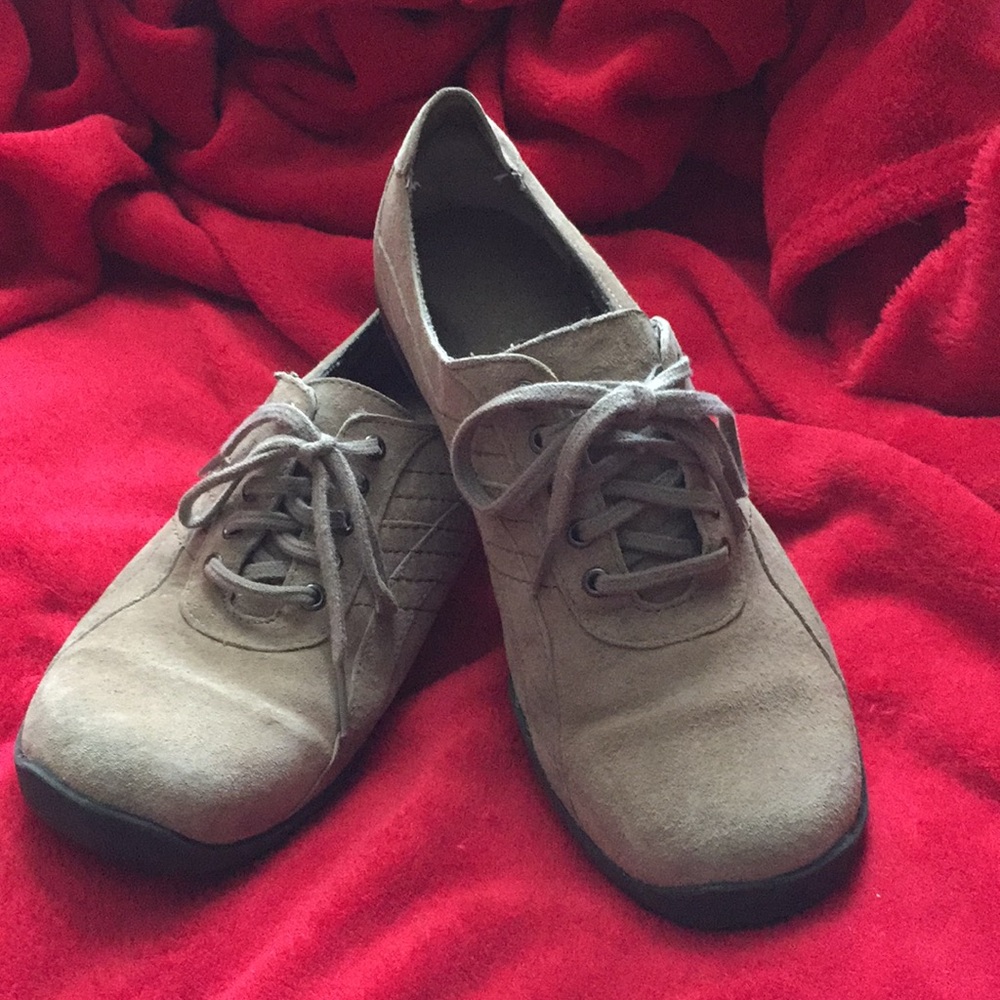 Clark’s 7.5M lace up shoes